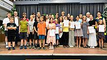Gruppenbild mit den diesjährigen Preisträgern des Elisabeth-Stierle Preises. Die Schüler mit dem Vorstand der Bürgerstiftung gemeinsam ...
