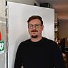 Marius Riether, betrieblicher Ersthelfer, neben dem neuen AED-Gerät im „atelier 522“.