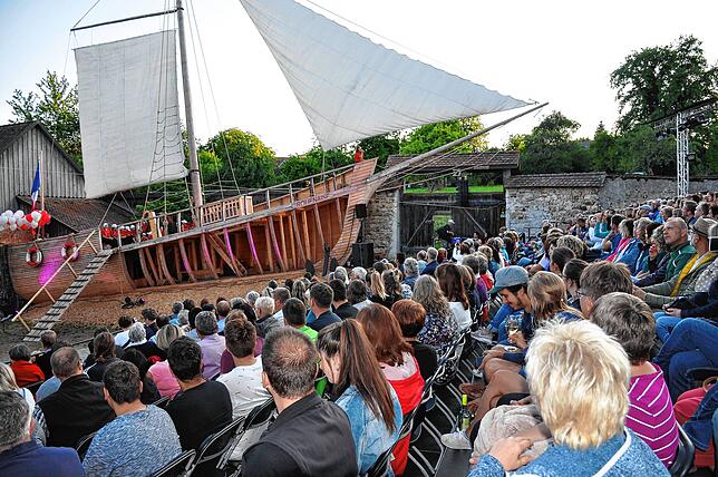 Alina (vorne im Schiff) als Solistin mit den Freudekids des Theatervereins im Juli 2019.
