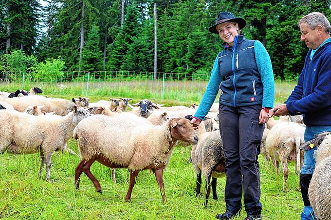 Das Schaf, das hier am Ohr gekrault wird, hat Fabienne Kürner mit 13 Jahren gekauft.