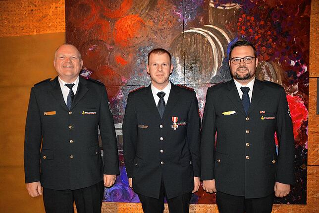 Beim Sturmwachtrunk werden traditionell auch Ehrungen ausgesprochen. Der stellvertretende Kreisbrandmeister Dagobert Heß übergab das ...