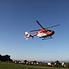 Ein Hubschrauber der DRF-Luftrettung vom Typ H145 im Einsatz über Friedrichshafen.