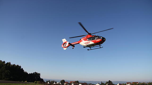 Ein Hubschrauber der DRF-Luftrettung vom Typ H145 im Einsatz über Friedrichshafen.