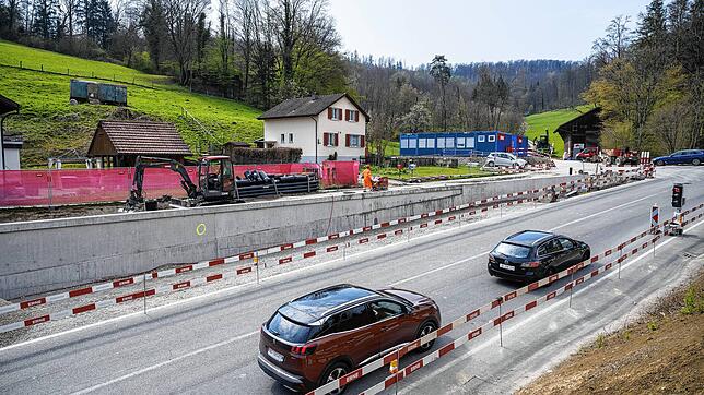 Baustelle Ostumfahrung Bad Zurzach, 22. April 2021. Die Straßenbauarbeiten beim Knoten Zurziberg sollen noch bis August dauern. Danach ...