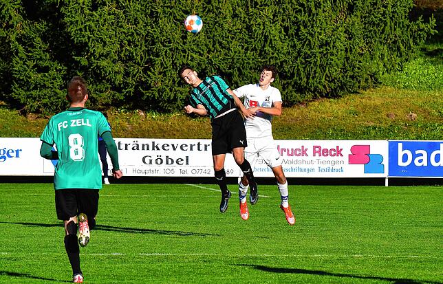 Bild 25: FC Zell übernimmt mit dem 2:1 beim FC Erzingen die Tabellenführung &ndash; und wir haben die Bilder!
