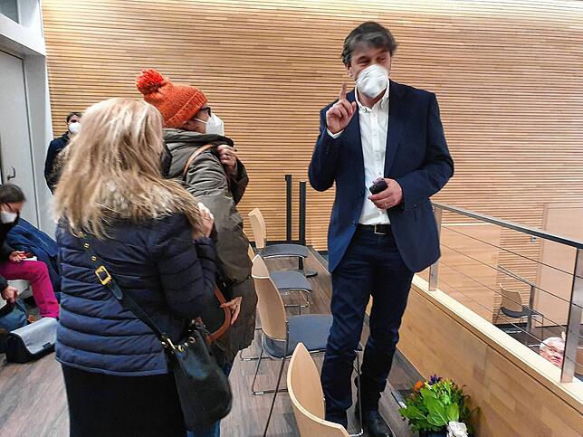 Nach gewonnener Wahl zum Ersten Beigeordneten: Thomas Kölschbach, der künftige Bürgermeister von Überlingen, im Gespräch mit Bürgern.