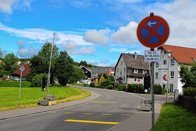Die Umleitung führt auch durch Peterzell – dort gilt Parkverbot und es gibt provisorische Fußgängerampeln.