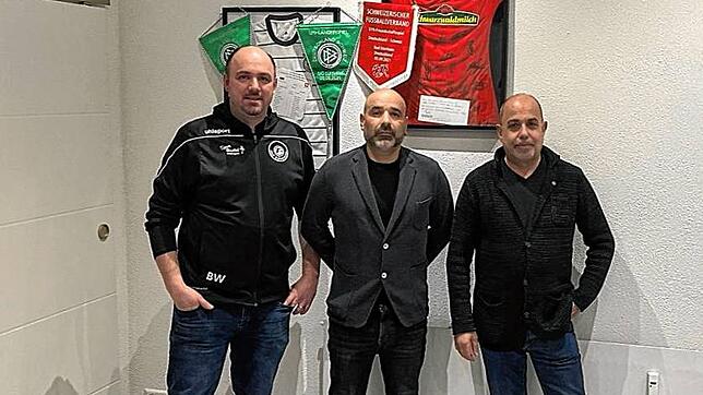 Der neue sportliche Leiter der Bad Dürrheimer, Franco de Rosa (mitte), mit dem Führungs-Duo des Vereins, Benjamin Wildgruber (links) und ...