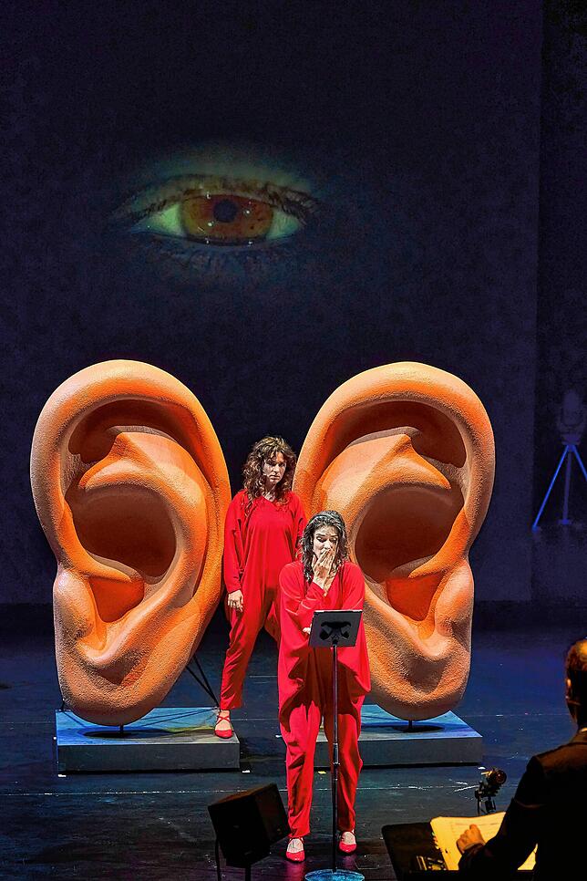 Mit offenen Ohren: Tara Khozein und Hanni Lorenz in „Unmögliche Verbindung“.