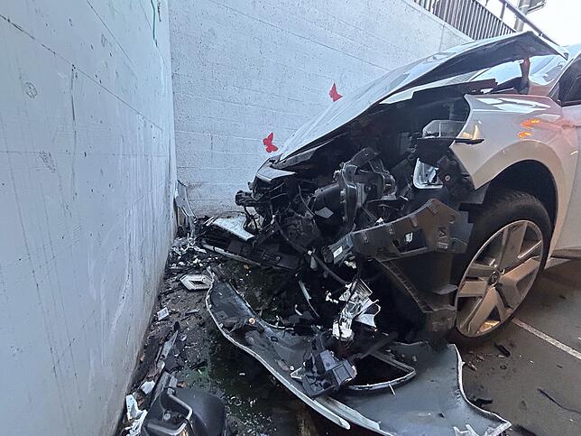 Der Renault ist nur noch Schrott.