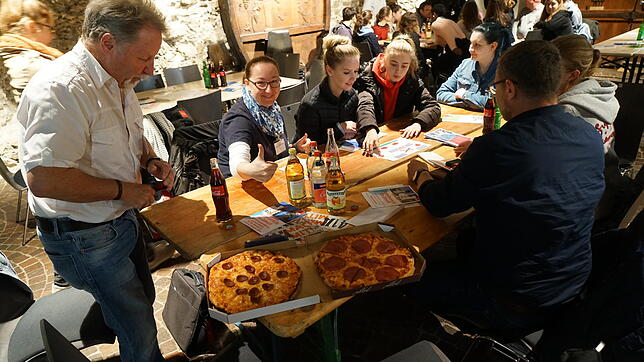Politik und Pizza kommt gut an bei den Erstwählern.