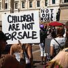 &bdquo;Children are not for sale&ldquo; (Kinder stehen nicht zum Verkauf) heißt es auf einem anderen Plakat der Demonstranten.