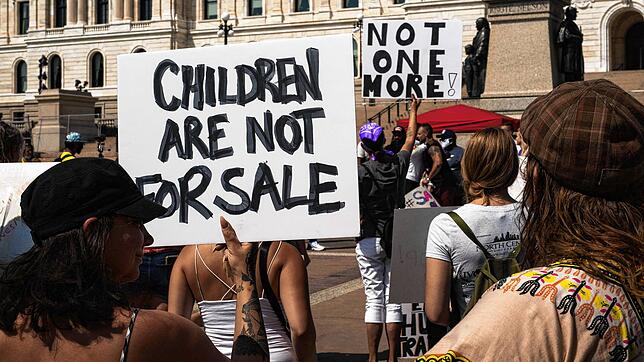 &bdquo;Children are not for sale&ldquo; (Kinder stehen nicht zum Verkauf) heißt es auf einem anderen Plakat der Demonstranten.
