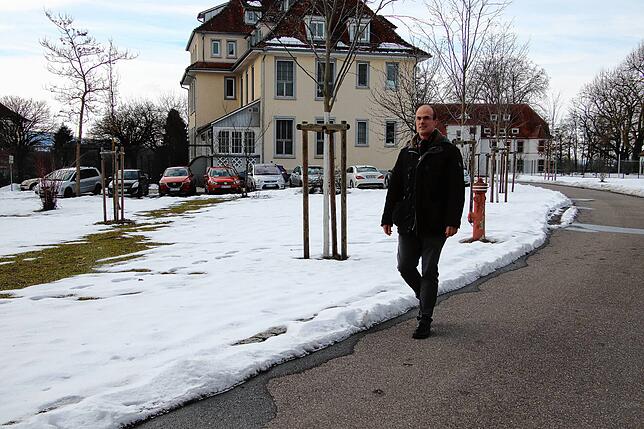 Jan Bulla spaziert über das Gelände des ZfP Reichenau.