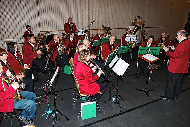 Die Kapelle des Musikvereins Mönchweiler mit ihrem neuen Dirigenten Kletus Cologna gratuliert musikalisch.