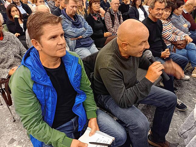 Andreas Müller-Ganser (links) und Helmut Ziener sind Anwohner in Bitzenhofen. Sie beklagen sich darüber, dass wegen des Neubaugebietes ...