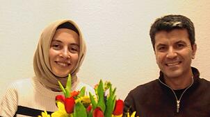 Sie sind vor dem türkischen Präsidenten Erdogan geflohen: Lehrerin Özlem Cam und ihr Mann Yusuf, der in der Türkei auch Lehrer war und ...