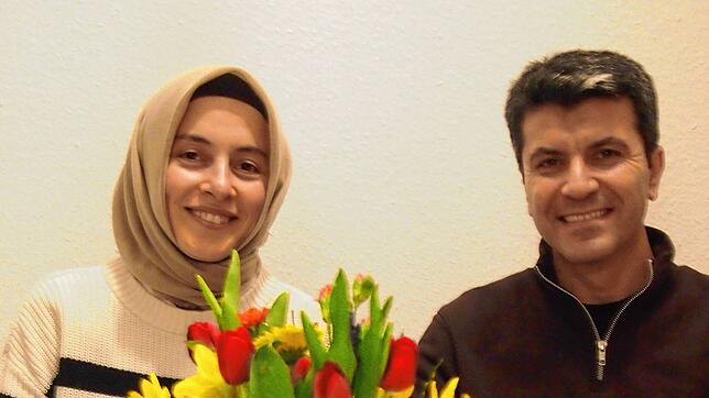 Sie sind vor dem türkischen Präsidenten Erdogan geflohen: Lehrerin Özlem Cam und ihr Mann Yusuf, der in der Türkei auch Lehrer war und ...
