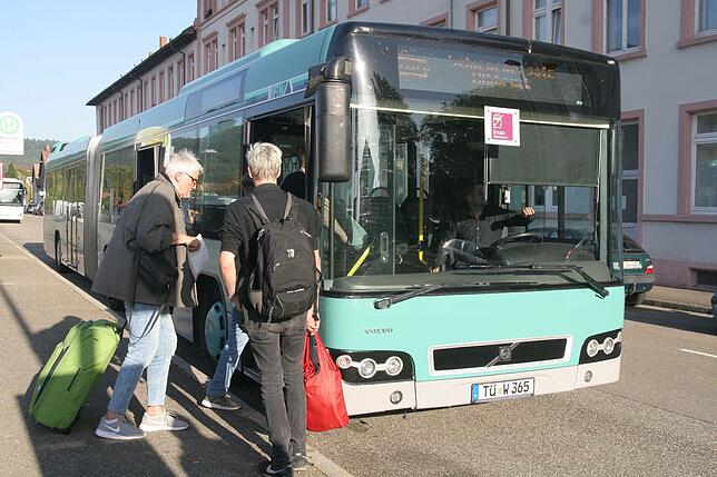 Abends in Bad Säckingen: Reisende mit schweren Koffern steigen vom Interregio-Express in den Ersatzbus ein.
