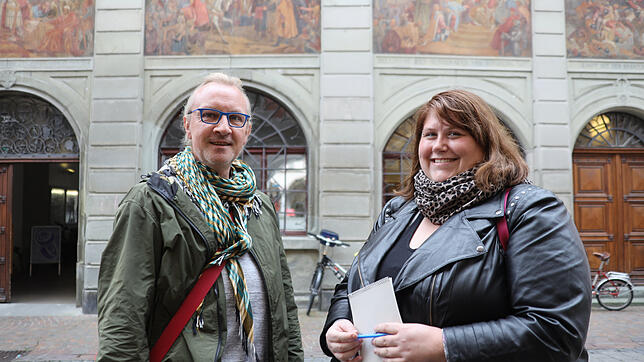 Daniel Groß zeigt Redakteurin Kerstin Steinert, was man alles auf den Wandbildern am Konstanzer Rathaus in der Kanzleistraße entdecken kann.