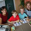 Corina Gerspach (links), Leiterin des Kinderhauses Rhein-Au, und Erzieherin Daniela Zipfel besprechen mit den Vorschulkindern Leon ...