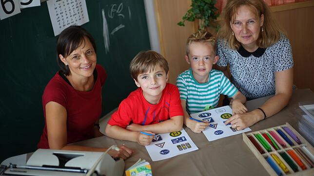 Corina Gerspach (links), Leiterin des Kinderhauses Rhein-Au, und Erzieherin Daniela Zipfel besprechen mit den Vorschulkindern Leon ...