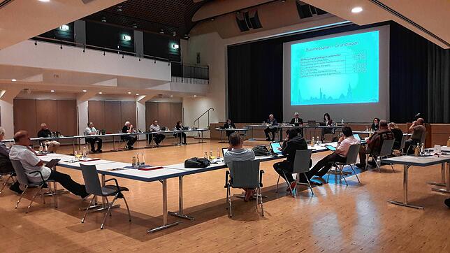 Strikte Hygieneregeln und viel Abstand: Die erste Wehrer Gemeinderatssitzung mit physischer Anwesenheit seit März fand am Dienstagabend ...