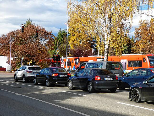 Das Chaos, bevor im Frühjahr 2019 die defekte Ampelanlage abgeschaltet wurde: Am Bahnübergang Gutenberg-/Ensisheimer Straße fährt ein ...