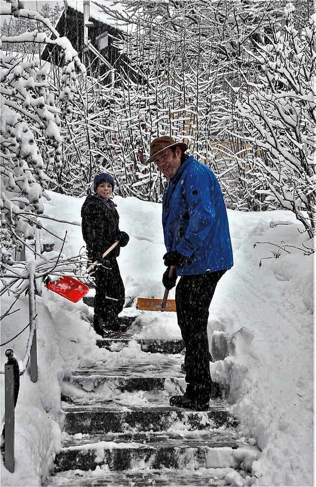 Pflichtbewusst: Alle zwei Stunden raus, hieß es am Donnerstag für viele Hotzenwälder. Es fielen bis zu fünf Zentimeter Neuschnee in der ...