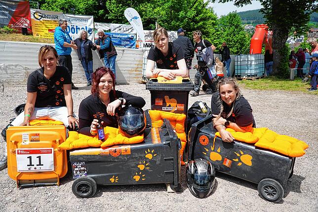 Die Marderwieber aus Eisenbach nehmen die Herausforderung der Neustädter Gägs an &ndash; entweder fahren oder eine Grillfete ausrichten ...