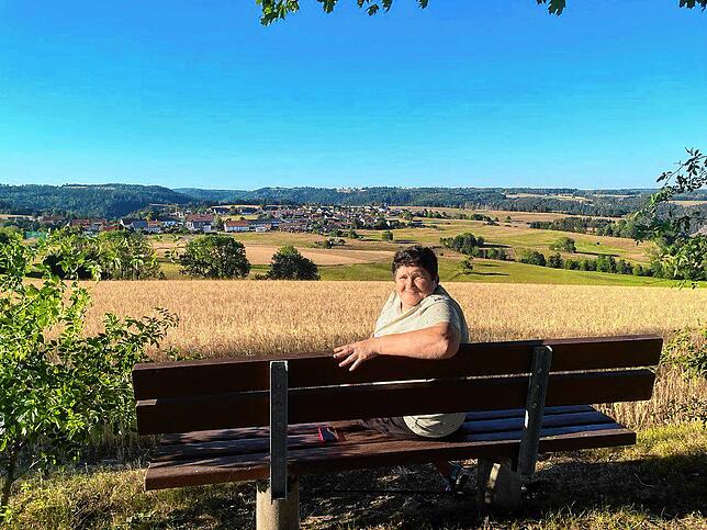 Die Mutter von Nataliia Klymovska, Hanna Kosohub, an ihrem Lieblingsplatz in Nöggenschwiel.