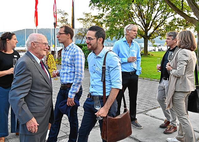 Wilderich Graf von und zu Bodman, Ehrenvorsitzender des Gewerbevereins Bodman-Ludwigshafen, spricht mit Bürgermeister Christoph Stolz.