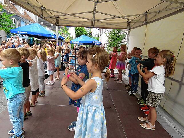 Bild 6: Geisinger in Partylaune: Straßenfest lockt tausende Besucher an