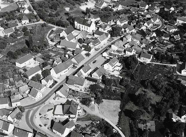 Hier sind das neue Rathaus und oben am Bildrand die Kirche St. Ulrich in Nenzingen im Mai 1978 zu sehen.