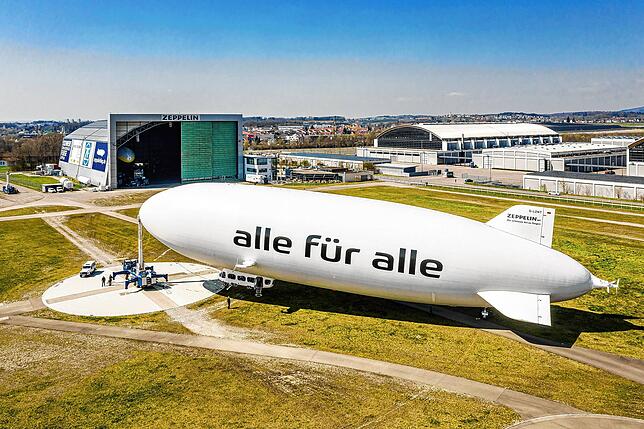 Bild 1: Zeichen der Zuversicht und des Zusammenhalts: Unter dem Motto &bdquo;alle für alle&ldquo; hebt der Zeppelin am Wochenende ab