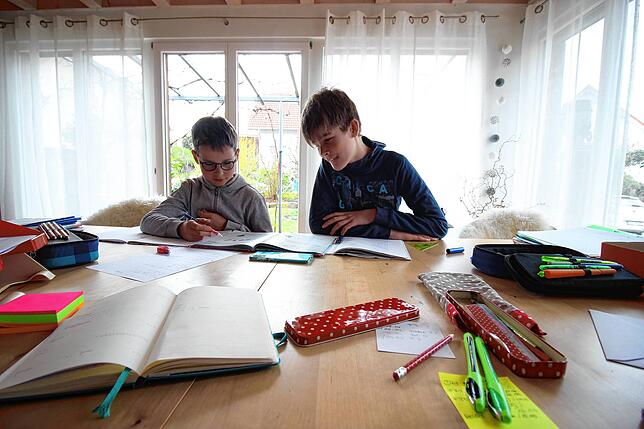 Unterricht zu Hause am Esszimmertisch: Die beiden Freunde und Klassenkameraden Samuel und Jaspar bildeten ein Tandem und arbeiteten ...