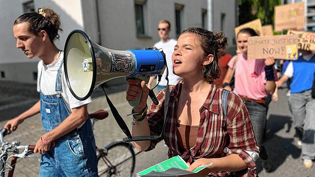 Kiki Köffle von Fridays for Future und 1000 weitere Aktivisten setzen sich beim globalen Klimastreik in Konstanz am 15. September 2023 ...