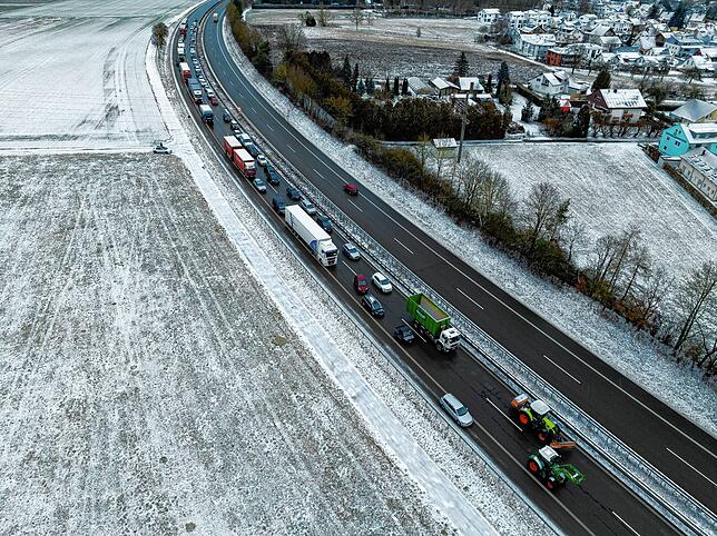 Blick von oben auf die B33 bei Bad Dürrheim: Zwei nebeneinander fahrende Traktoren bremsen den Verkehr in Richtung Donaueschingen aus.