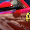 Das Logo des italienischen Sportwagen-Herstellers Ferrari (Symbolbild). Mit einem Ferrari war ein 93-jähriger Mann unterwegs, der auf ...