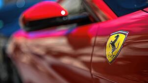 Das Logo des italienischen Sportwagen-Herstellers Ferrari (Symbolbild). Mit einem Ferrari war ein 93-jähriger Mann unterwegs, der auf ...