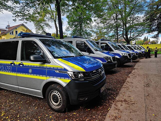 Ein Großaufgebot der Polizei ist vor Ort.