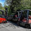 Beherzter Einsatz der Ersthelfer: Mit zwei Gabelstaplern befreien sie eine unter ihrem Auto eingeklemmte Frau in Überlingen-Deisendorf.