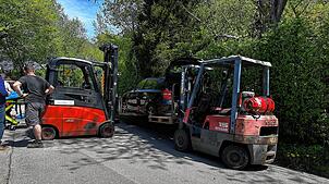 Beherzter Einsatz der Ersthelfer: Mit zwei Gabelstaplern befreien sie eine unter ihrem Auto eingeklemmte Frau in Überlingen-Deisendorf.