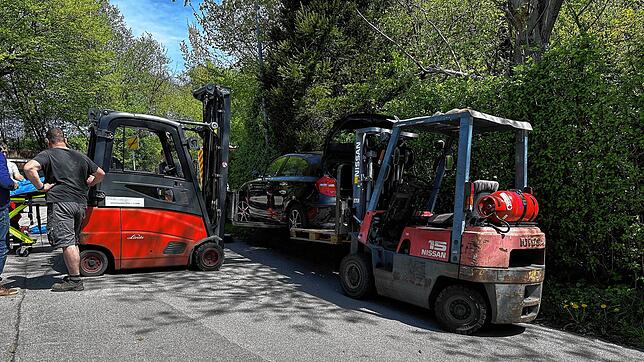 Beherzter Einsatz der Ersthelfer: Mit zwei Gabelstaplern befreien sie eine unter ihrem Auto eingeklemmte Frau in Überlingen-Deisendorf.