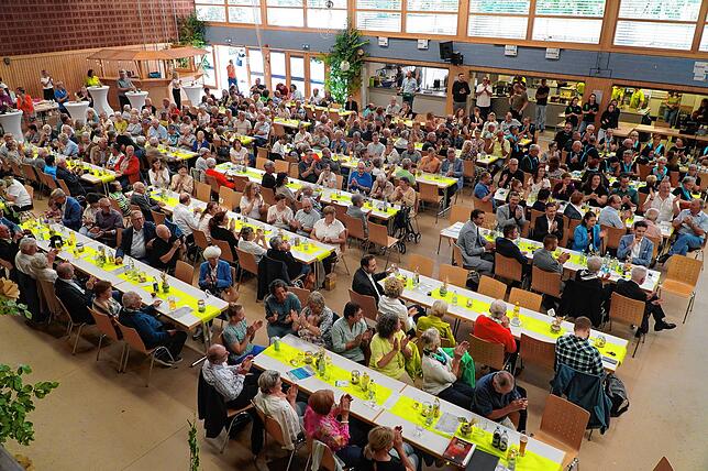 Tengen feiert, dass die Teilorte seit 50 Jahren gemeinsam eine Stadt bilden. Der Festakt fand in der Randenhalle statt.