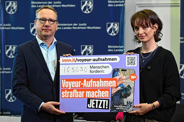 NRW-Justizminister Benjamin Limbach (Grüne, l) nimmt von Yanni Gentsch eine Petition entgegen. Die Kölnerin wurde beim Joggen von einem ...