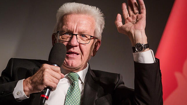 Am 9. November hat Ministerpräsident Winfried Kretschmann sein neues Buch "Worauf wir uns verlassen wollen" im Haus der Wirtschaft in ...