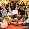 Susanne Aurich ist die erste Vorlesepatin im Meersburger Sommertal-Kindergarten und kommt mit Giraffe Agathe bie den Drei-bis ...