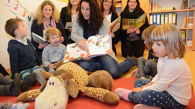 Susanne Aurich ist die erste Vorlesepatin im Meersburger Sommertal-Kindergarten und kommt mit Giraffe Agathe bie den Drei-bis ...
