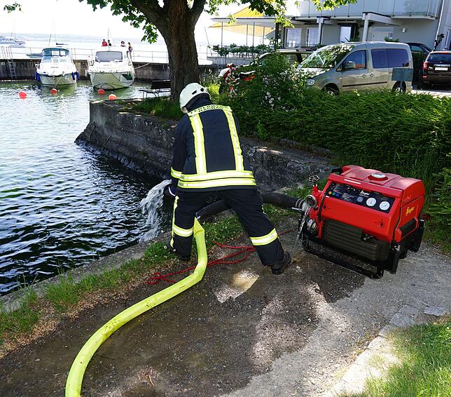 Mit einem Schlauch wird Seewasser aus dem Osthafen zur Drehleiter aus Meersburg gepumpt.